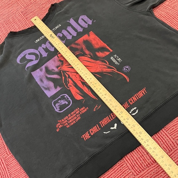 Dracula women’s large universal pictures distressed Sweatshirt - Picture 7 of 16